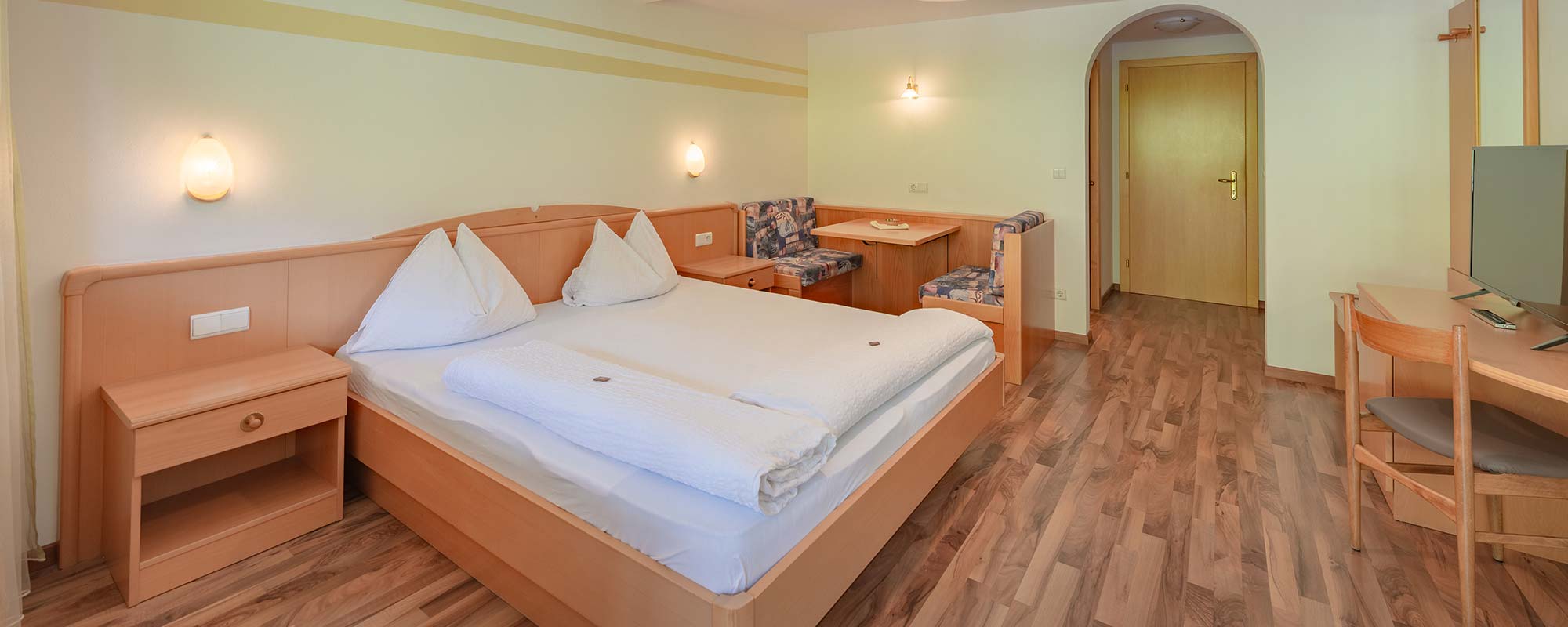 Doppelzimmer mit Balkon am Kalterer See